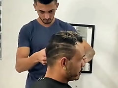 Kadu Ventr&iacute_ e Edu Scott - Fodi meu barbeiro com muito tes&atilde_o sexo bareback