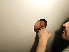 O casado dotado pegando o desconhecido no glory hole