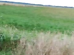 Im Naturschutzgebiet mit nacktem Schwanz joggen