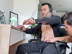 Chupando a mi amigo mientras trabaja y me folla el culo en la oficina