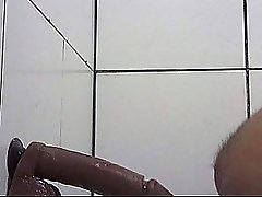 Enfiando o brinquedo neg&atilde_o grosso e ele arrebentou meu buraco