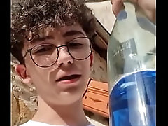 Jeune minet bien dodu r&eacute_alise un m&eacute_lange avec son sperme