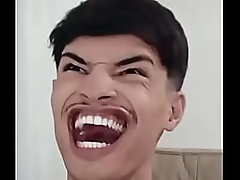 Homem guloso abre a boca pra gosar dentro.