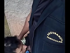 Seguran&ccedil_a goza na boca do puto que ficou encarando