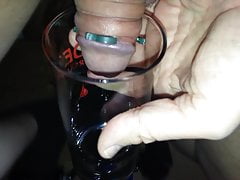 Auf dem Hometrainer in ein Glas pissen