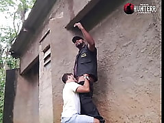 seguran&ccedil_a colocou o baixinho pra mamar e cavalgar gotoso no parque