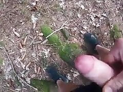 Sexy Blonder Boy wixxt im Wald