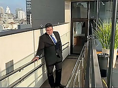YURI GA&Uacute_CHO - FODENDO O PUTO DO APLICATIVO DE PEGA&Ccedil_&Atilde_O - SEXO GAY NA ESCADA DE INC&Ecirc_NDIO - URSO DOTADO FODEND