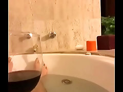 Mis piernas calientes en la ba&ntilde_era