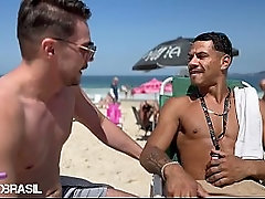 Novinho na praia querendo leite