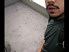 Mijando em banheiro p&uacute_blico e tomando porra de macho