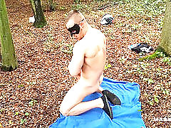 Str8 hunk shows off and jerks off in a park