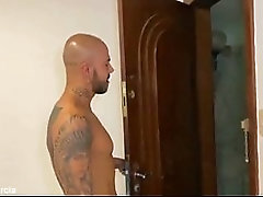 O hetero sigiloso do pr&eacute_dio me chamou para gozar dentro do meu cuzinho de tanto tes&atilde_o gozei sem por a m&atilde_o no meu pau