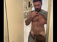 DANDO PRO PAUZUDO GOSTOSO NO BANHEIRO