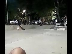 Neg&atilde_o gostoso andando de skate