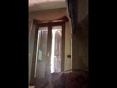 Mostrando il cazzo in pantaloncini zeus