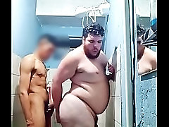 Pegaram o Gordinho No Banheiro da Festa E Foderam At&eacute_ Gozar Dentro Dele