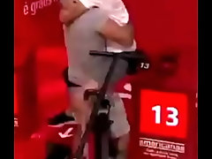 Basti&atilde_o cavaludo comendo vaqueiro aleijado ao vivo no bbb ao som de globo rural