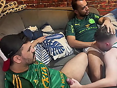 Foi assistir a partida de futebol com dois torcedores ativos e tomou pica gostoso no cu. - FULL SHEER.COM