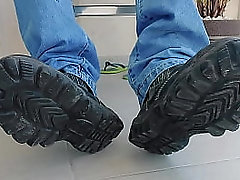 PUTTING ON THE WORK BOOT - SFTNE02