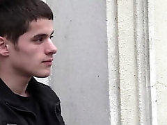 Pendejo escupe en la calle 1