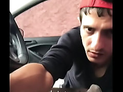 Mamei gostoso o motorista do uber, o safado botou a piroca dura pra fora e n&atilde_o resisti
