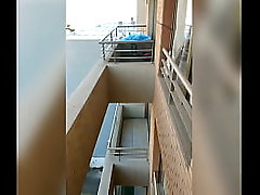 Masturbandome en el balc&oacute_n donde todos me pueden ver