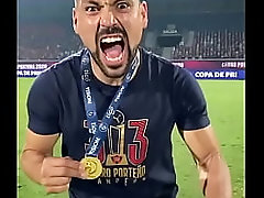 Hombre futbolista con buen cuerpo gime como puta