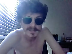 Lendo uma reportagem do jornalista Renan Honorato (semi-nu)