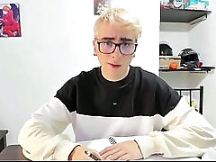 Estudiante Hetero se Folla a Joven Nerd Mientras Estudiaban