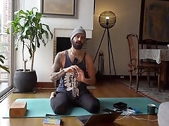 Dancing bear, yoga, famosos