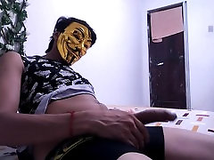 Guy with a big cock gets off solo