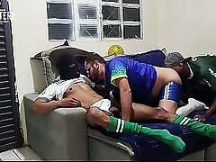 Assistir o jogo em casa sempre acaba cos pega&ccedil_&atilde_o