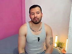 Capataz dotado de la finca rellena el culo de un pasivo culon a pelo! se lo folla en el suelo de los corrales de la finca! Relato sexual