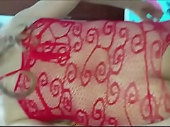 Sexy crossdreser vistiendo malla roja es follado por una de las vergas m&aacute_s gruesas y grandes del sitio y lo hace gritar de placer y gusto. 