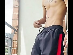 disfrutando de la verga del moreno latino