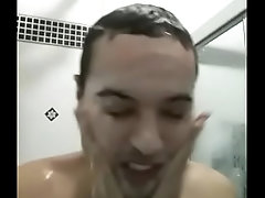Novinho levando tapa no banho de limpeza facial, jerzo