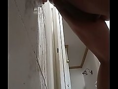 En una regadera ajena me doy muy duro con mi dildo cabez&oacute_n y me saca gemidos y jugos de mi culo trag&oacute_n