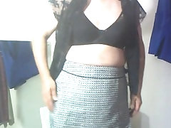 DEE GETS READY FOR HER SHIFT