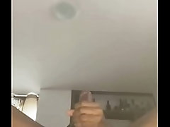 Mira como me sale la leche en c&aacute_mara lenta, necesito meterla en tu culo