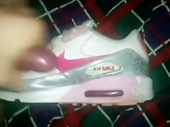'Cum ind a ramdom gril’s Nike Air max'