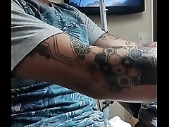 A m&atilde_o que n&atilde_o resistiu ao desenho da tatuagem