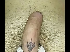 Mostrando a tatuagem finalizada no pau