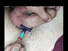 Tatuando o pau do menino de cara inocente