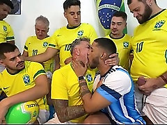 YURI GA&Uacute_CHO - SURUCOPA - GANGBANG NO RITMO DA COPA - JOGADORES DOTADOS ENTRANDO COM BOLA E TUDO!
