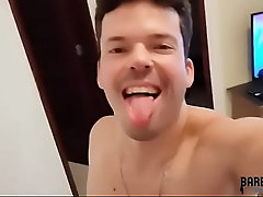 Novinho gosta de pele na pele (sem camisinha)