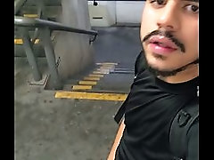 Lavando banheiro p&uacute_blico de mijo