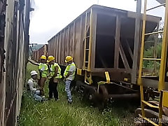 Trabalhadores da linha f&eacute_rrea da nova empreiteira fazendo sexo entre si na hora de almo&ccedil_o. - FULL SHEER / RED