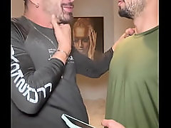 AMIGO VIU UMA FOTO DO MEU PAU NA GALERIA DO MEU CELULAR E QUIS VER AO VIVO. N&Atilde_O RESISTIU E CAIU DE BOCA.