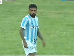 Jogadores no campo de futebol